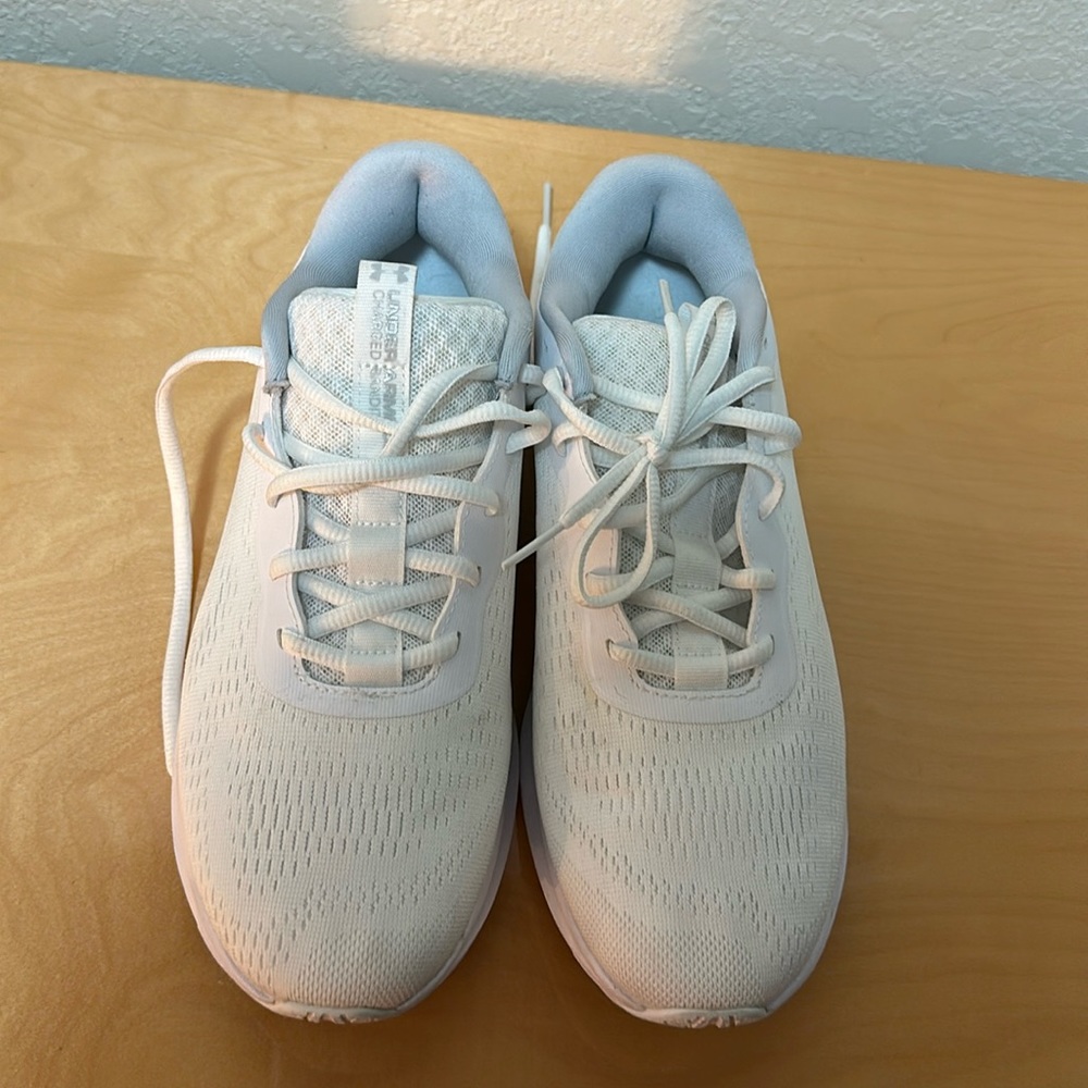 Very lightly worn under armour sneakers